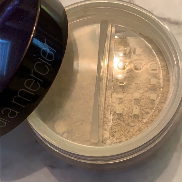 Laura Mercier Soft Porcelain Mineral Loose Powder - Picture 2 of 9